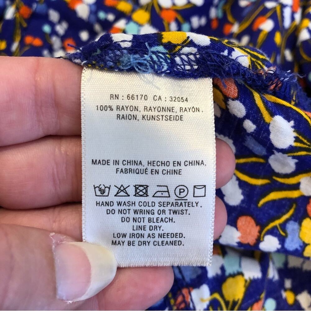 Conversations by Anthropologie blue tulip print button down top size 6 - Picture 12 of 13